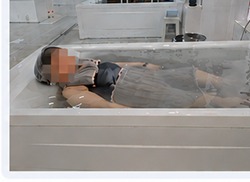 전신 목욕 장면